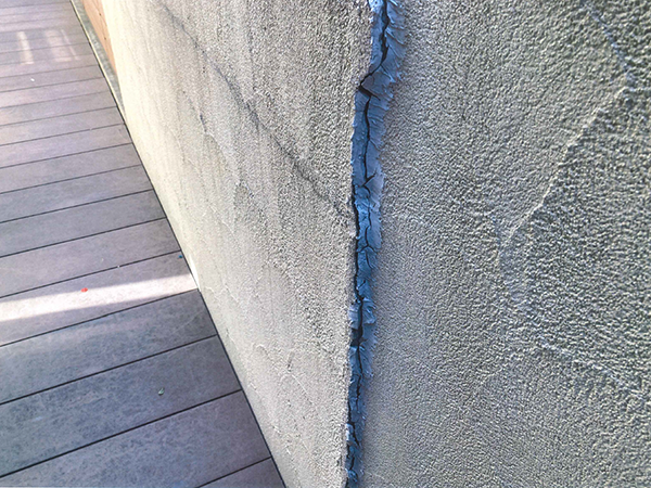 外壁の亀裂（例1）